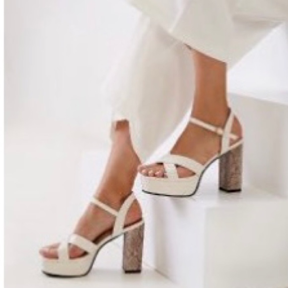 NEW Cross strap chunky sandal heels